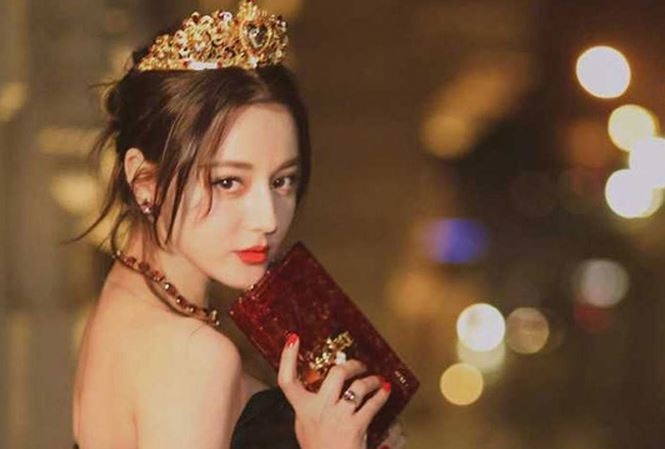 Địch Lệ Nhiệt Ba đắp mặt nạ ngoài đường ảnh 2 Dich Le Nhiet Ba dap mat na ngoai duong anh 2