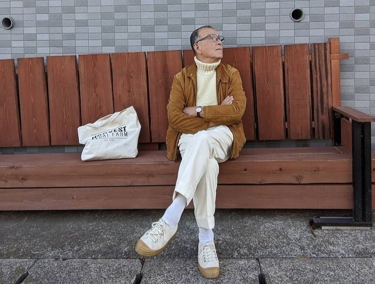 cu ong 76 tuoi mac suit dep anh 1