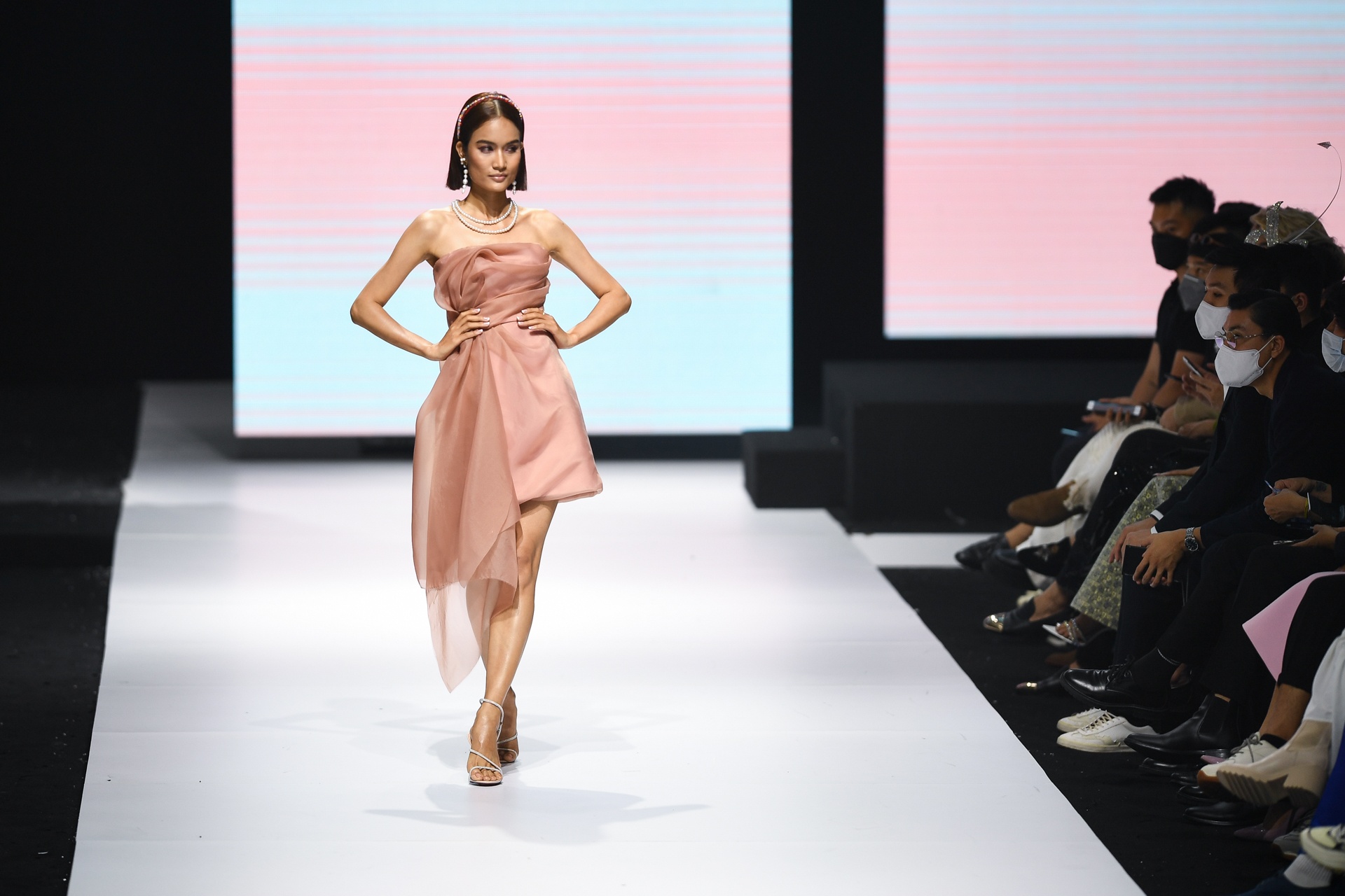 Aquafina Tuan le Thoi trang Quoc te Viet Nam 2020 anh 11