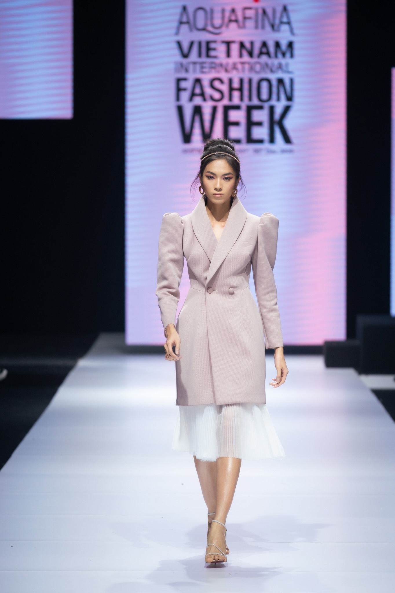 Aquafina Tuan le Thoi trang Quoc te Viet Nam 2020 anh 19