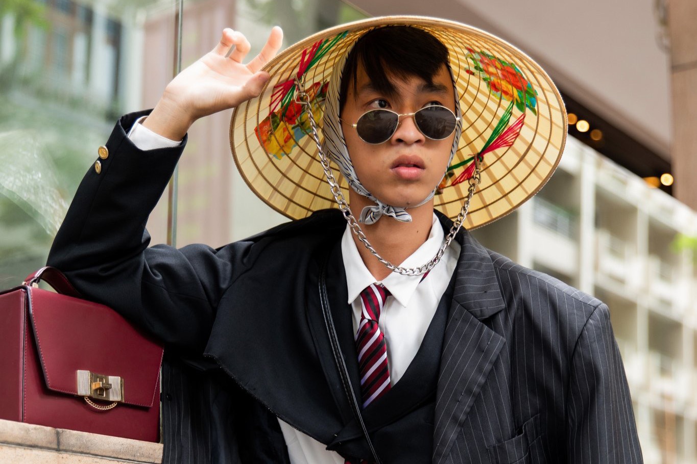 Chang trai TP.HCM deo xich, doi non la xuong pho hinh anh