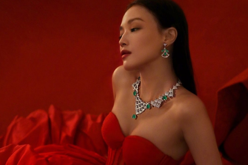 Thu Ky goi cam khi dien vay ao do hinh anh