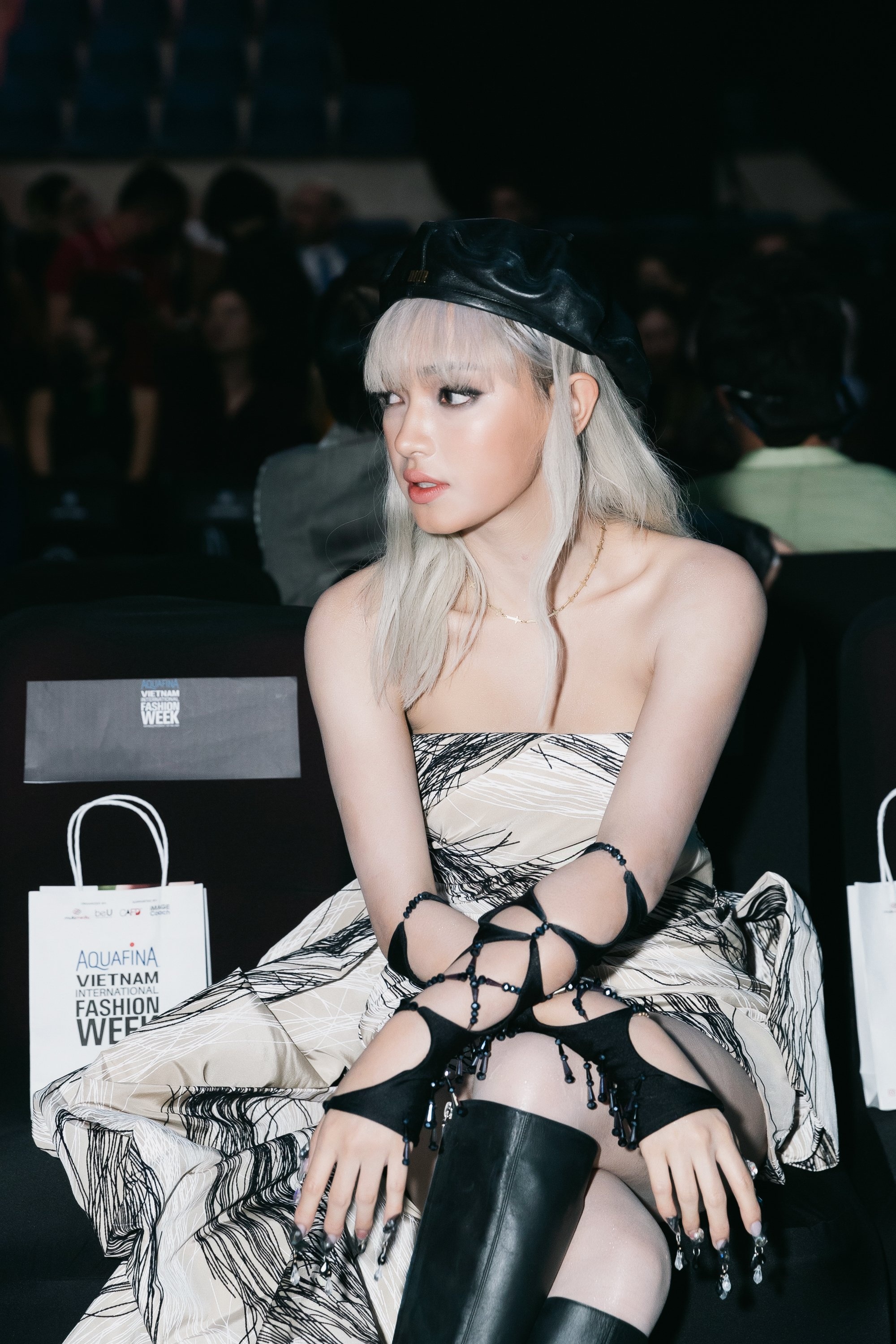 binz cham tay cung chau bui khi trinh dien anh 4