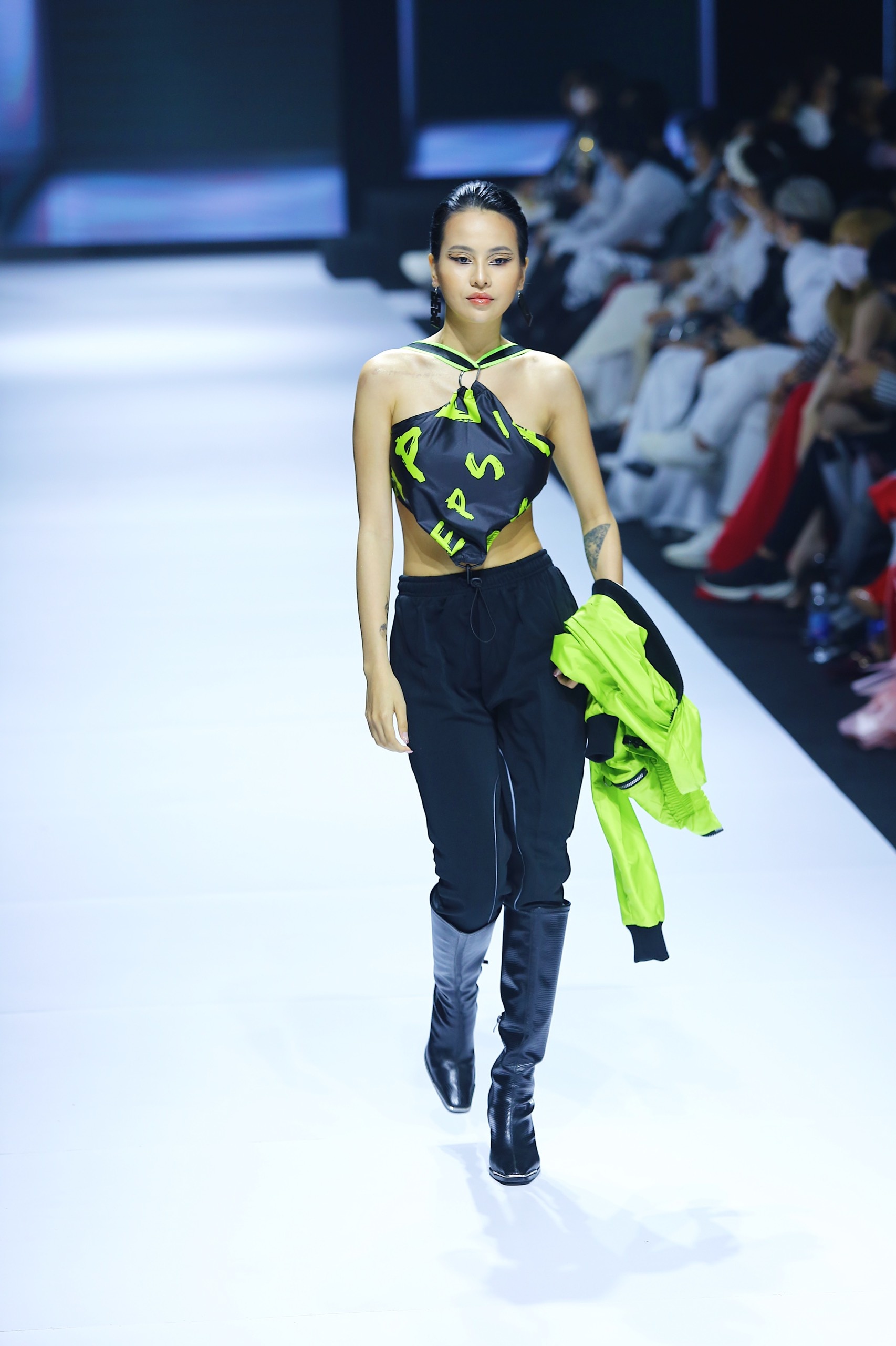 Aquafina Tuần lễ Thời trang Quốc tế Việt Nam ảnh 17 Aquafina Tuan le Thoi trang Quoc te Viet Nam anh 17