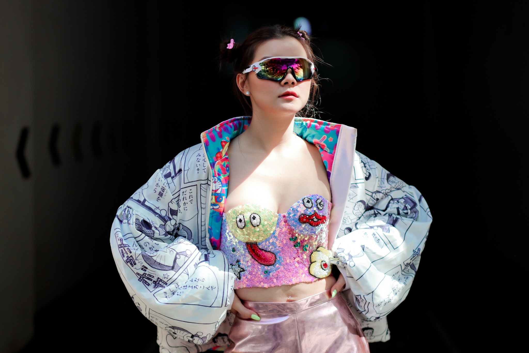 Co gai TP.HCM xuong pho voi ao cup nguc lap lanh hinh anh