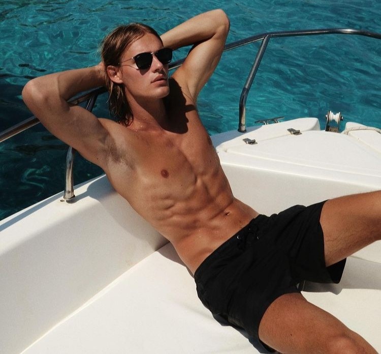 mau nam so huu than hinh nhu tuong tac anh 1