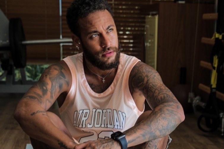 Neymar xam nhan vat hoat hinh len lung hinh anh