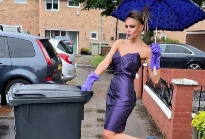 Nguoi phu nu noi tieng vi mac vay da hoi di do rac hinh anh