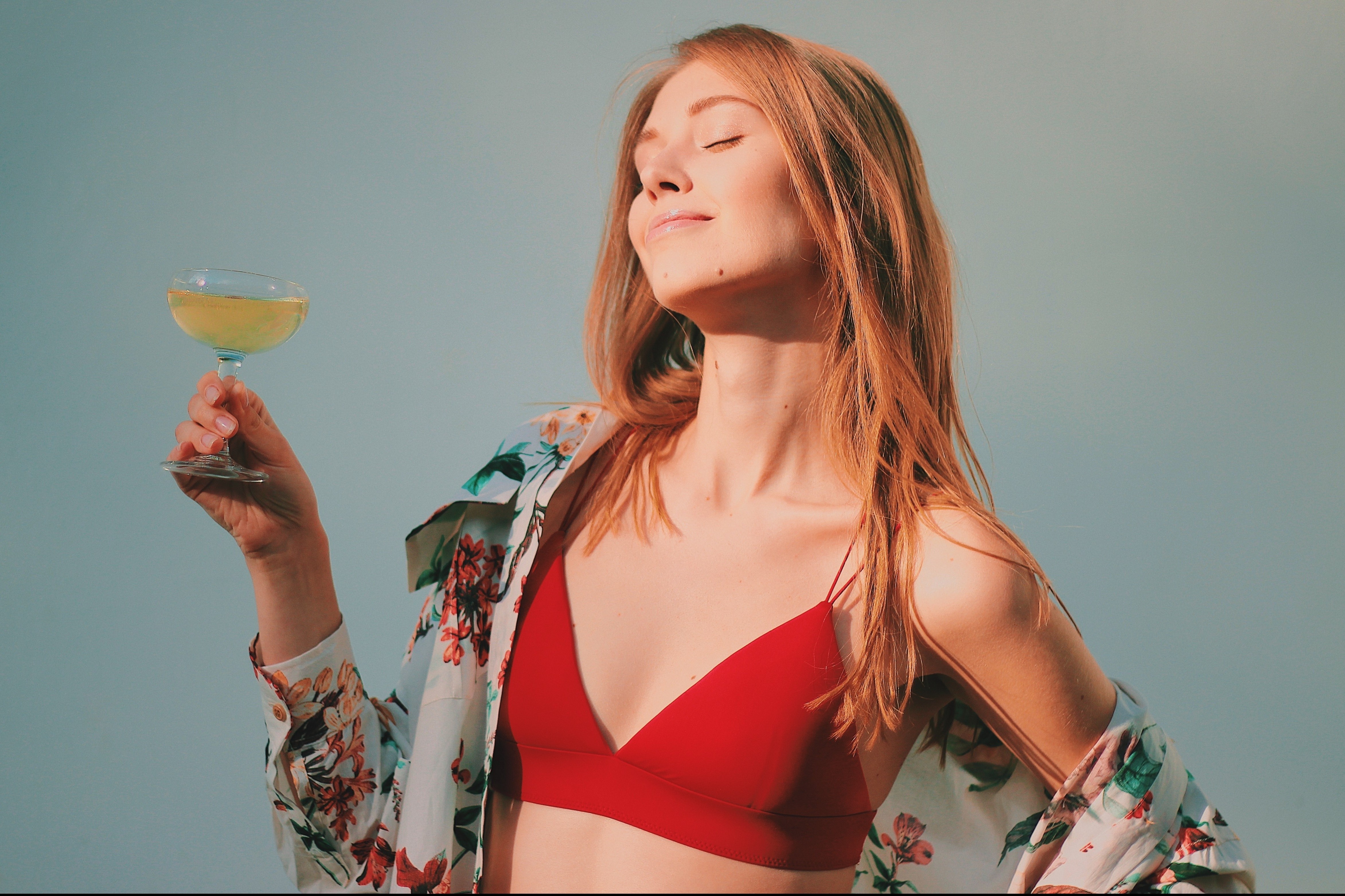 Uong ruou co the gay rung toc? hinh anh