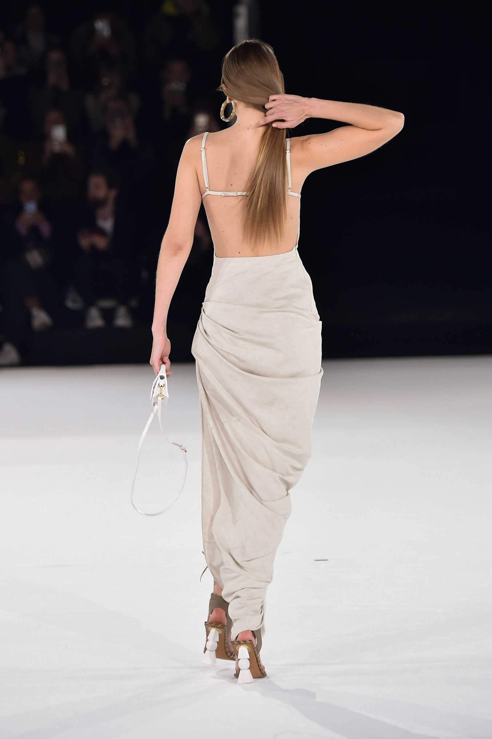 mac ao khoe lung tran anh 11