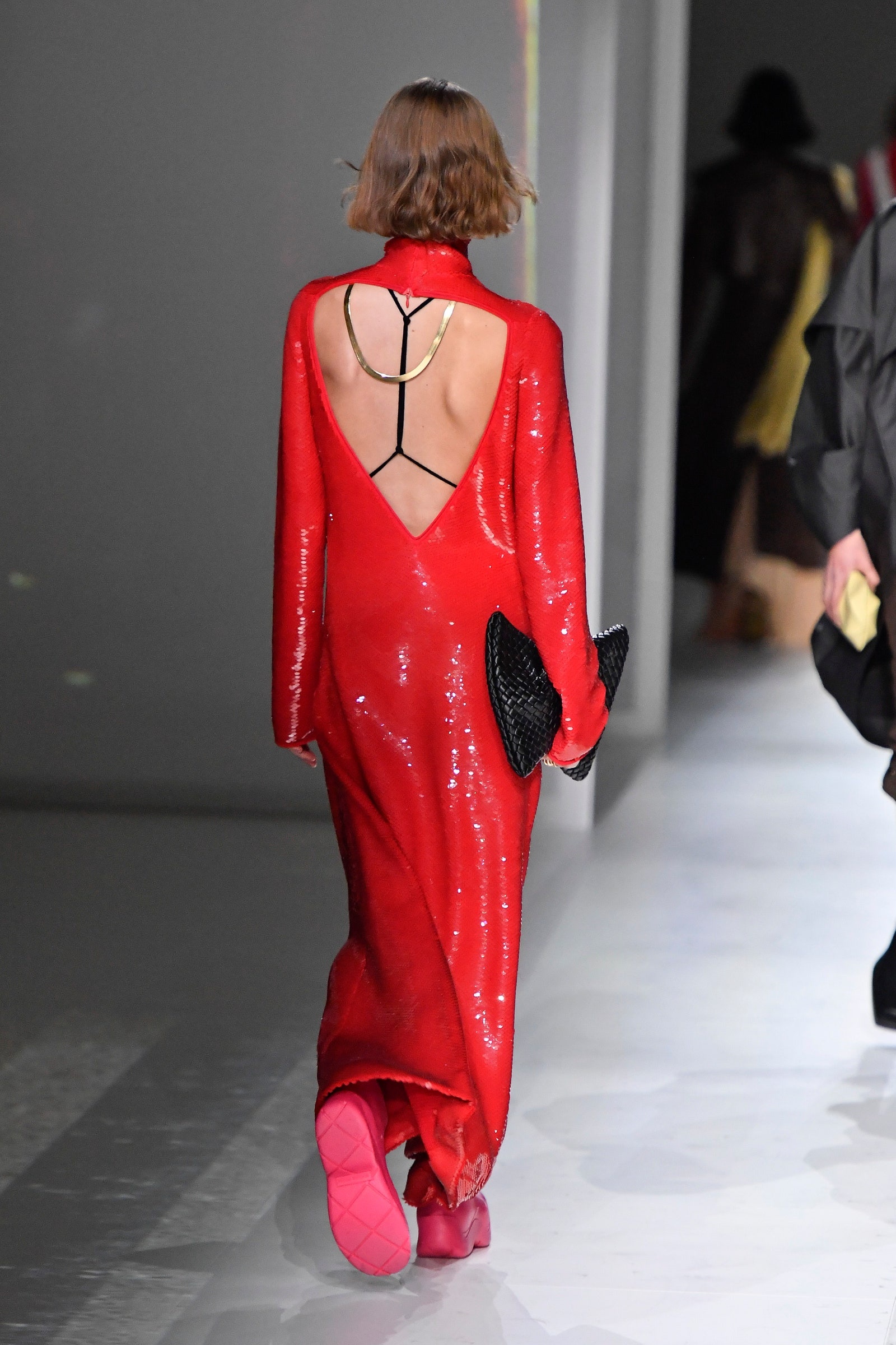 mac ao khoe lung tran anh 12