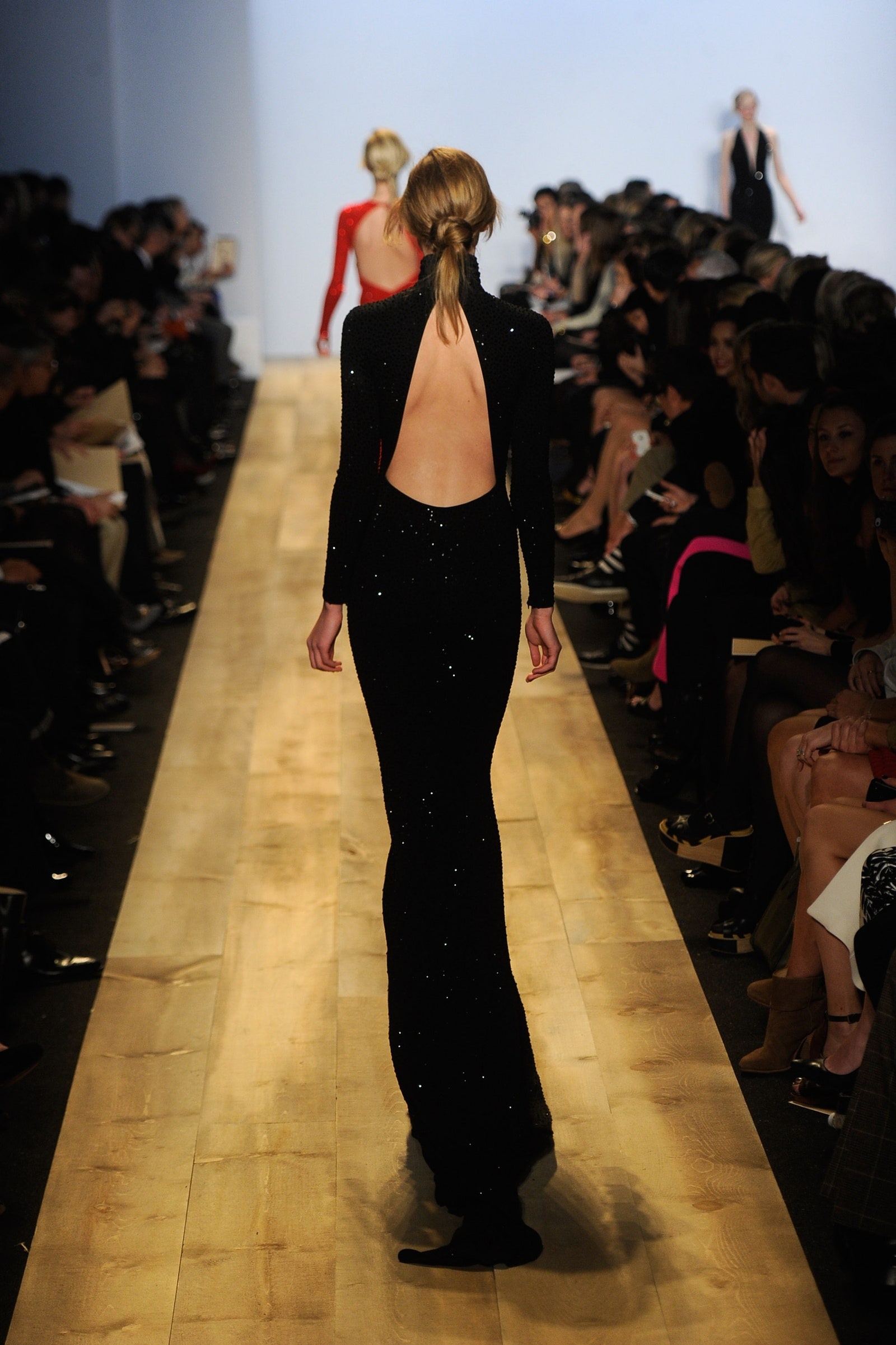 mac ao khoe lung tran anh 10