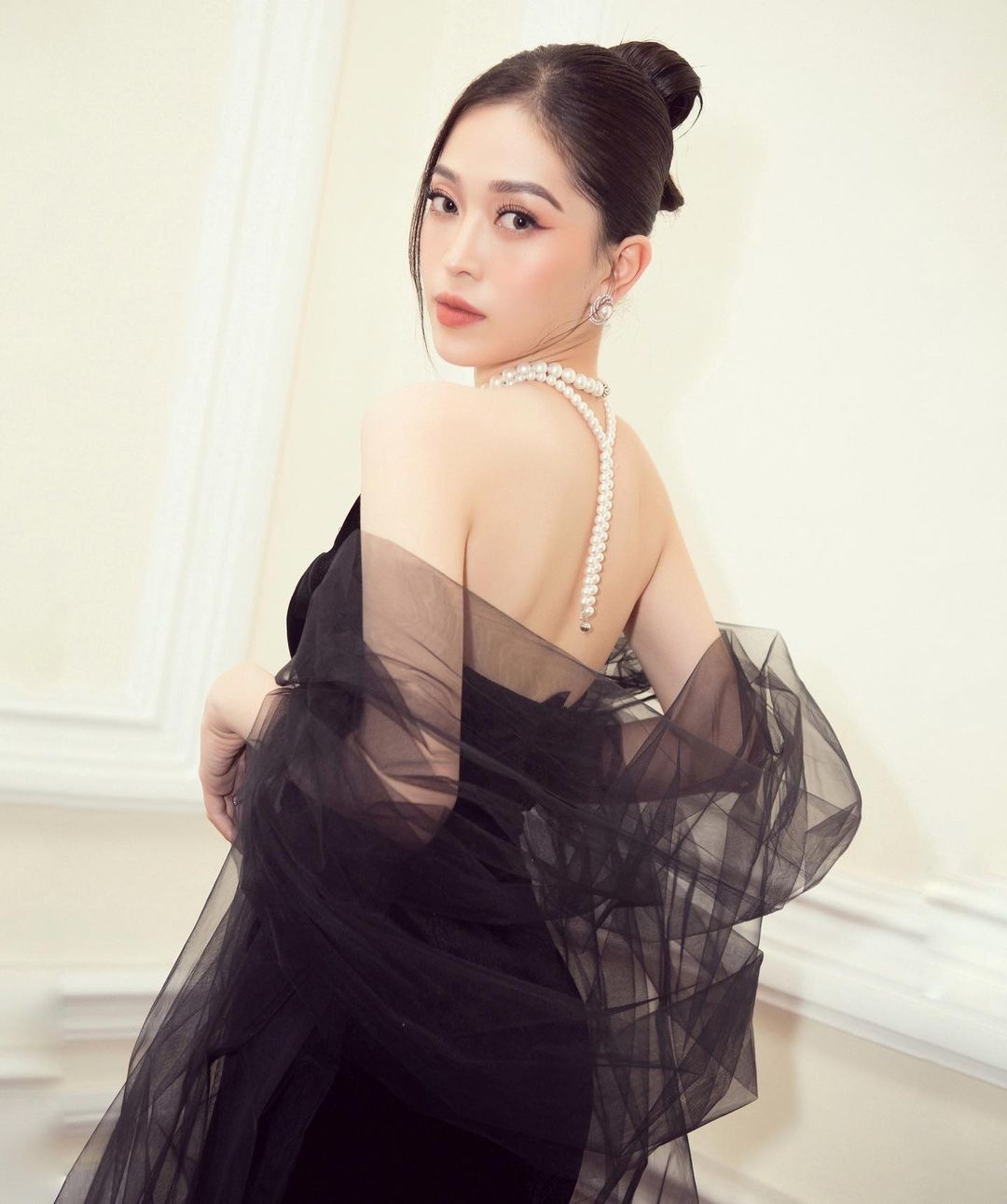 mac ao khoe lung tran anh 3