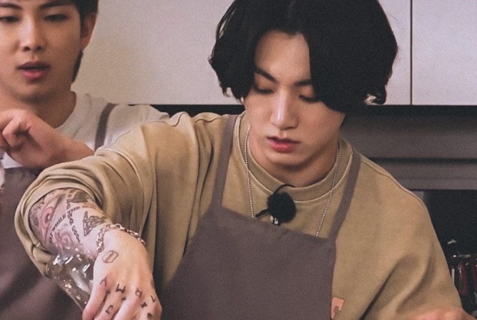 Jungkook bi chi trich khi de lo nhieu hinh xam tren tay hinh anh