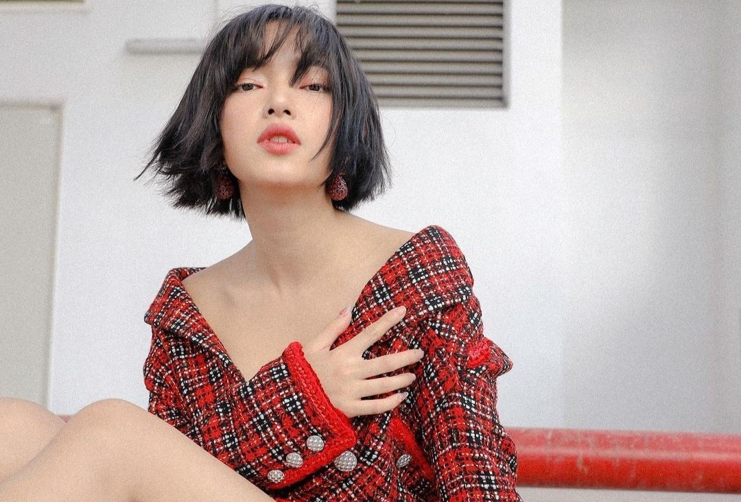 Cach phoi do mau do don Tet cua Chau Bui hinh anh