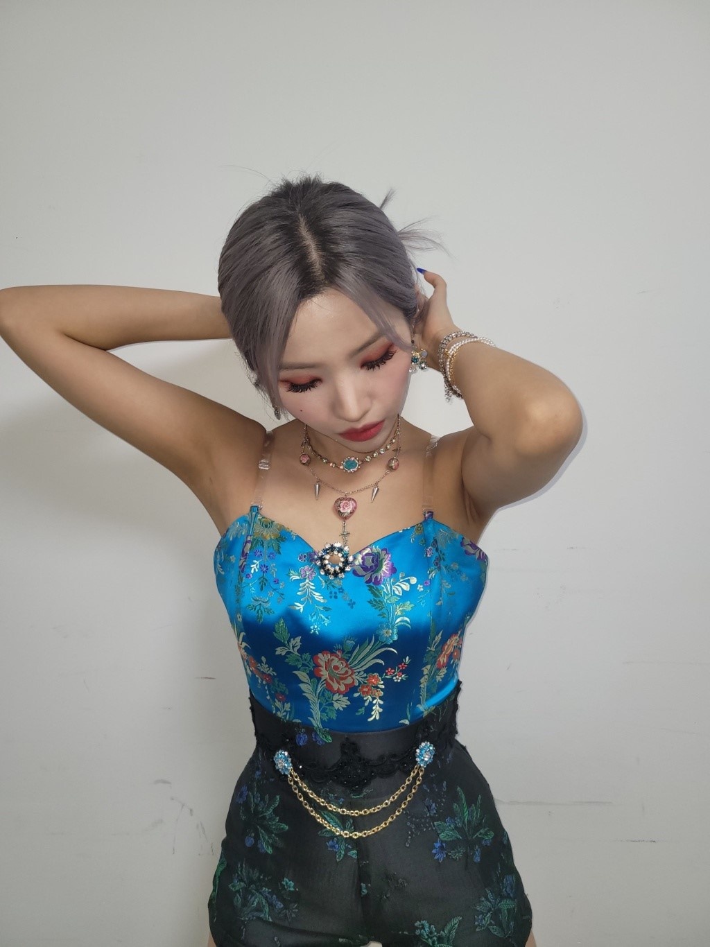 nhóm nhạc hàn bị chỉ trích vì mặc đồ trung quốc ảnh 8 nhom nhac han bi chi trich vi mac do trung quoc anh 8