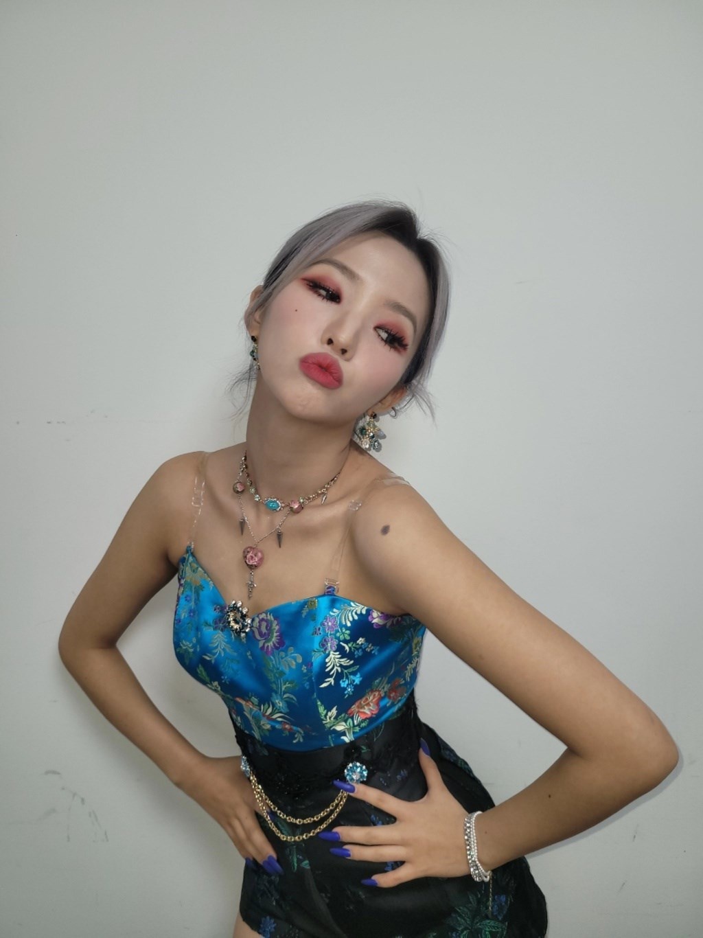 nhóm nhạc hàn bị chỉ trích vì mặc đồ trung quốc ảnh 9 nhom nhac han bi chi trich vi mac do trung quoc anh 9