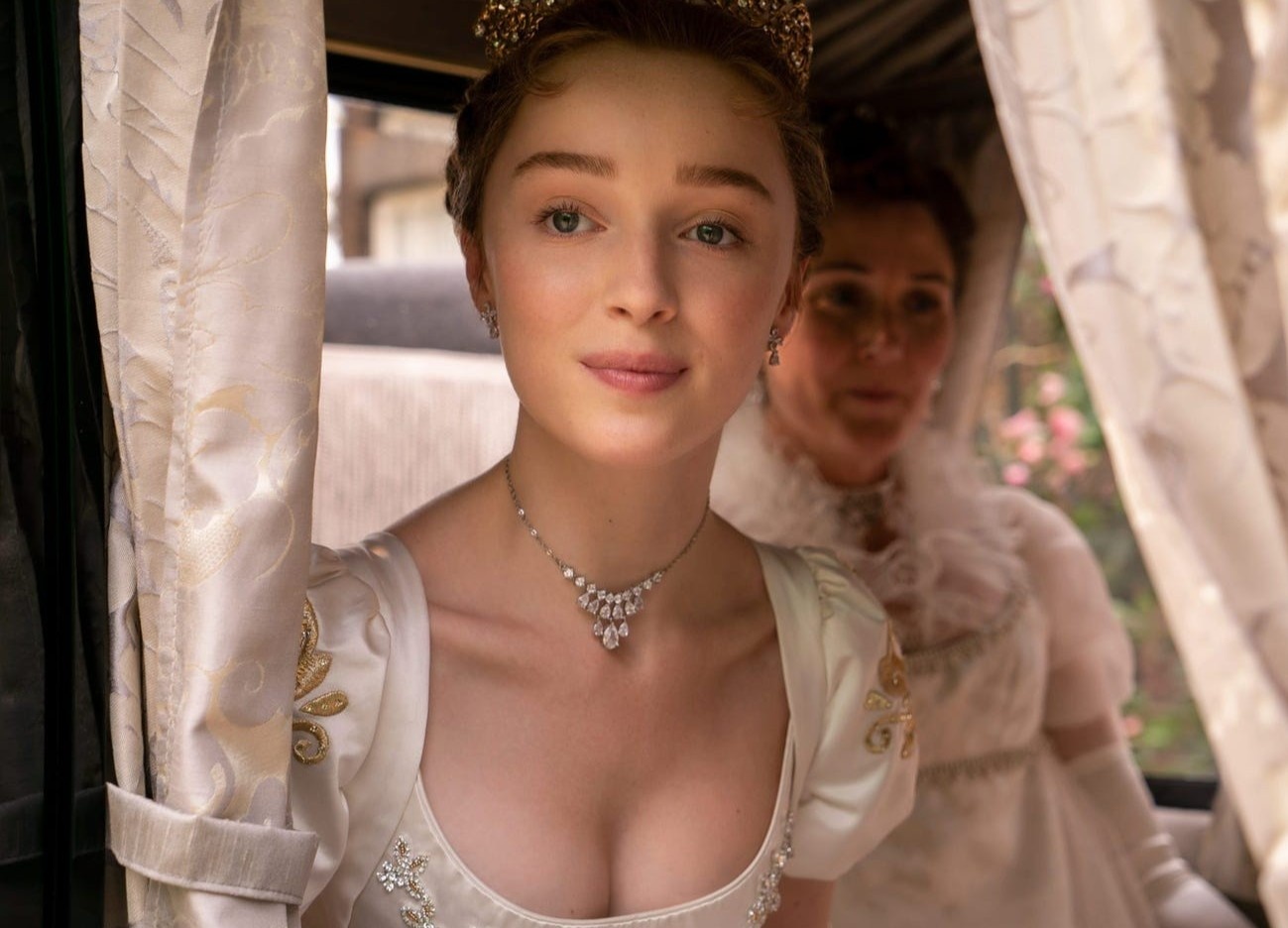 An y phia sau nhung bo trang suc trong phim 'Bridgerton' hinh anh