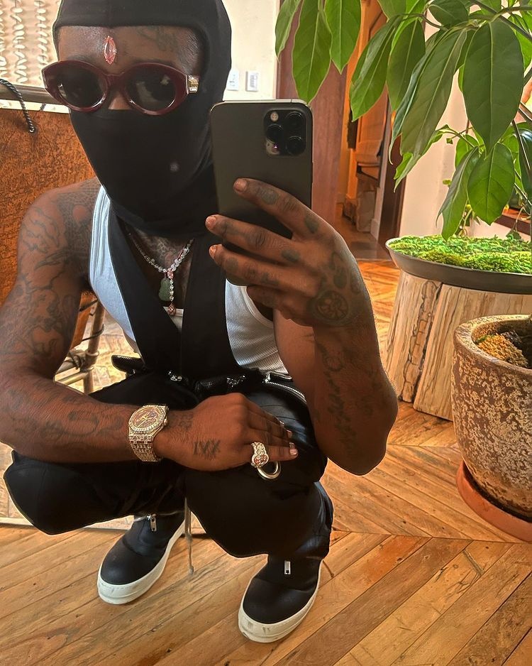vì sao nam rapper gắn kim cương lên trán ảnh 1 vi sao nam rapper gan kim cuong len tran anh 1