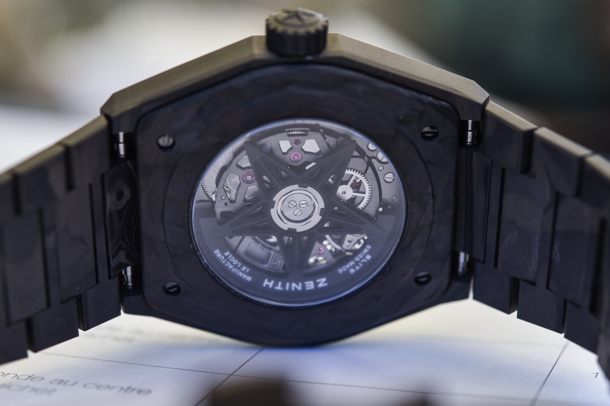 3 mau dong ho co kieu dang la anh 3