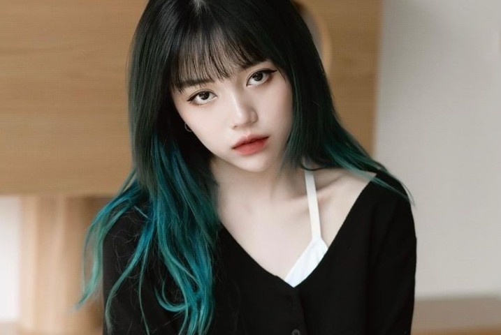 Mot nhuom toc 2 mau duoc hot girl chau A yeu thich hinh anh