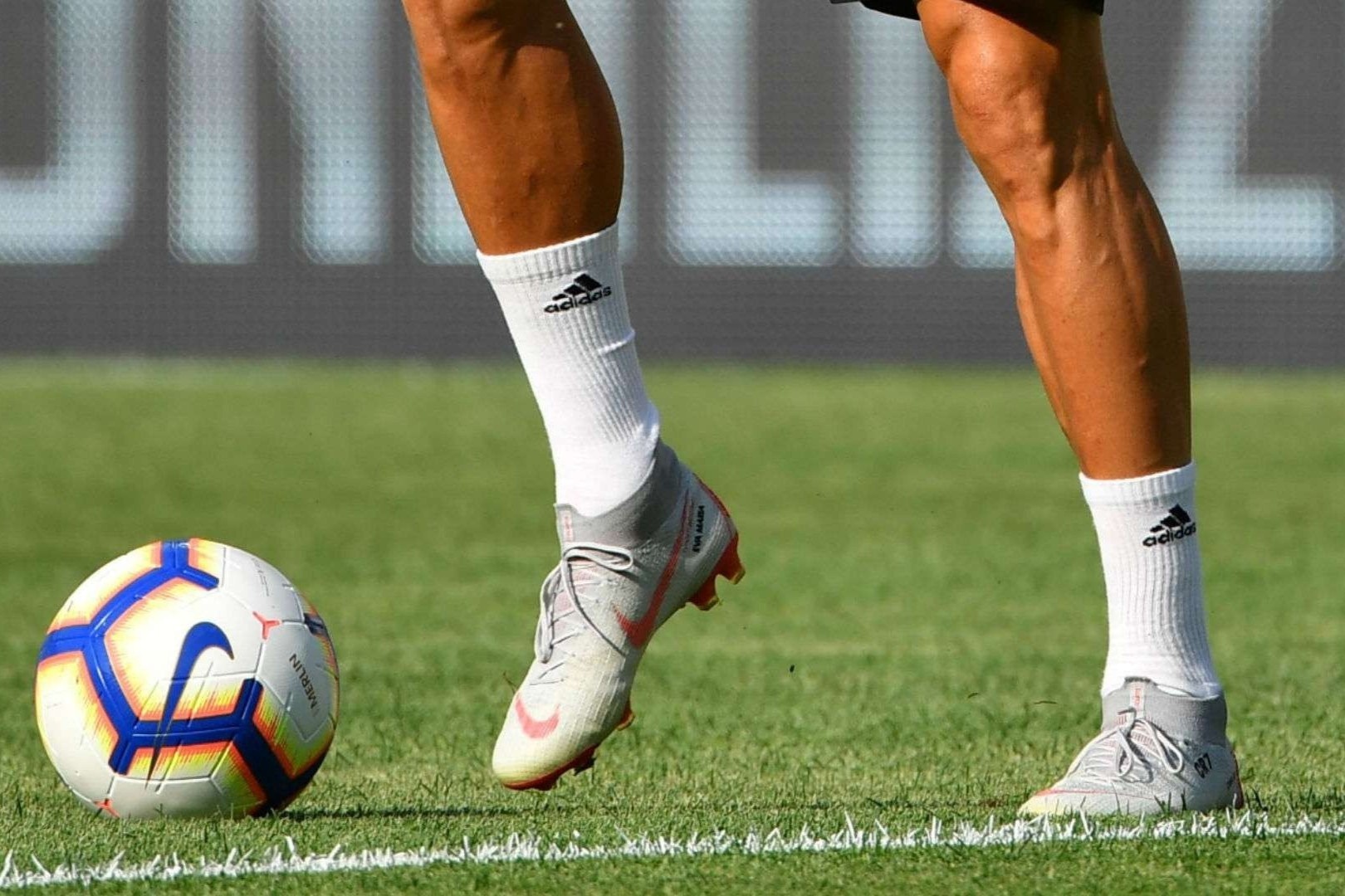 Cach chon giay bong da cho nam gioi hinh anh