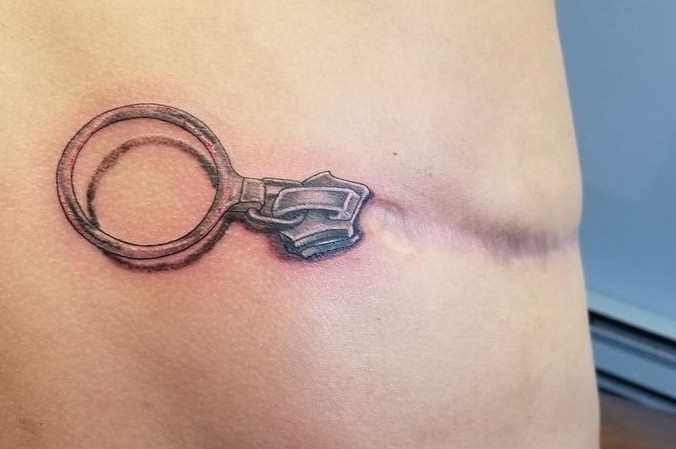 3 nguoi dan ong xam len vet seo de quen ky uc hinh anh