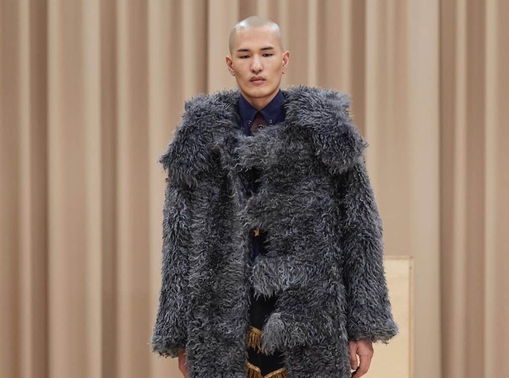 Nguoi mau Nhat Ban cao 1,91 m noi tieng khi cao troc dau hinh anh