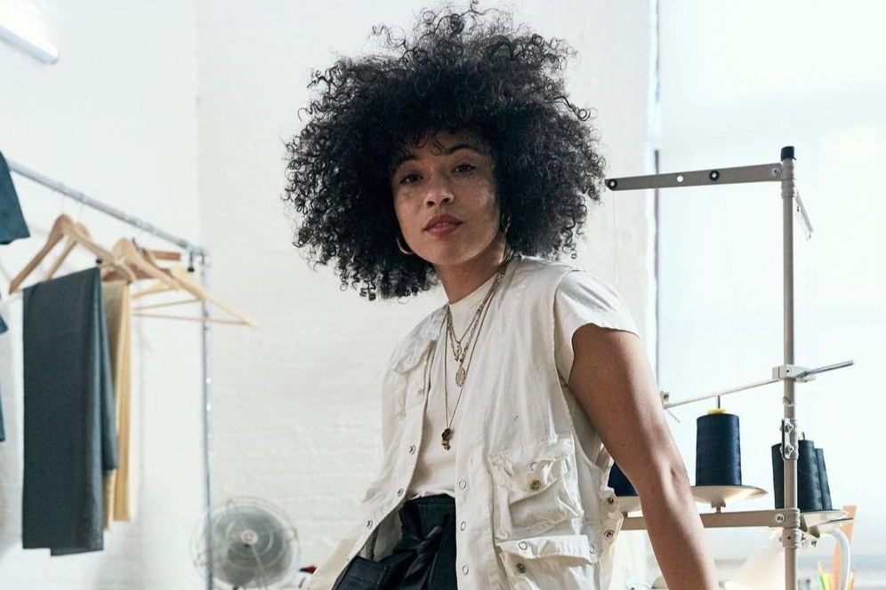 Co gai noi tieng khi may do tu vai thua hinh anh