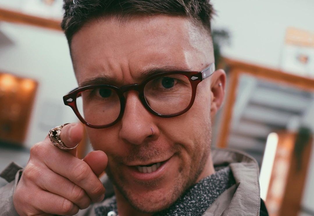 Chang trai tu cat toc, cao rau thu hut 7 trieu luot xem hinh anh