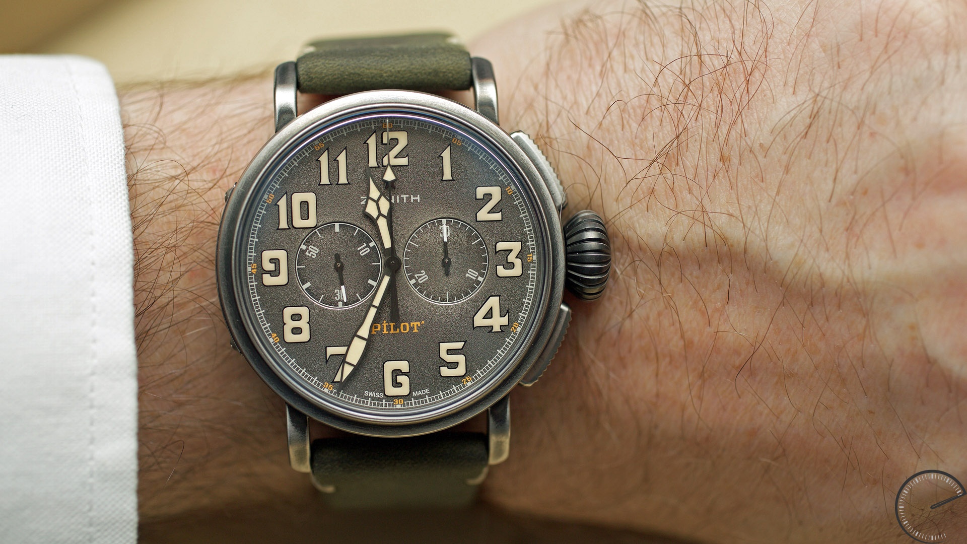 Nhung mau dong ho nam theo phong cach quan doi, gia tren 5.000 USD hinh anh