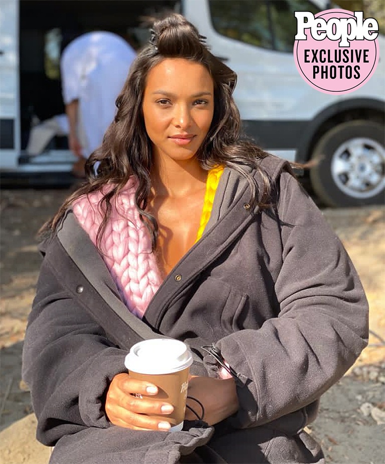 hau truong buoi chup hinh cua nguoi mau ao tam anh 1