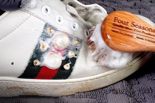 Cach phuc hoi giay Gucci tri gia 680 USD hinh anh