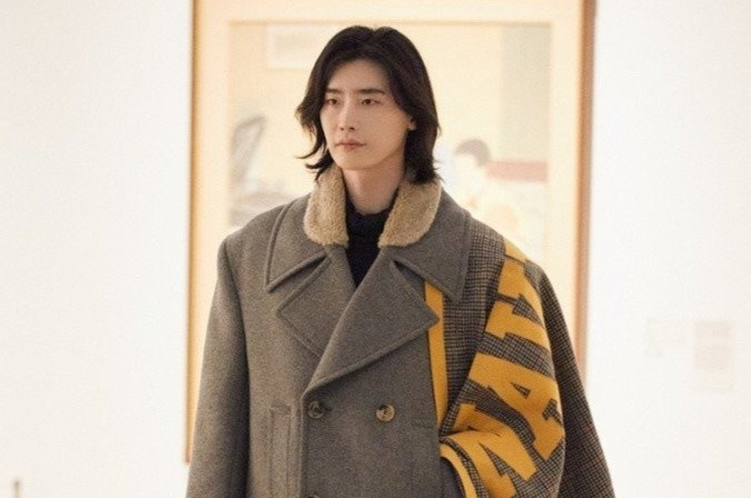 Lee Jong Suk tro lai san dien thoi trang sau 8 nam hinh anh