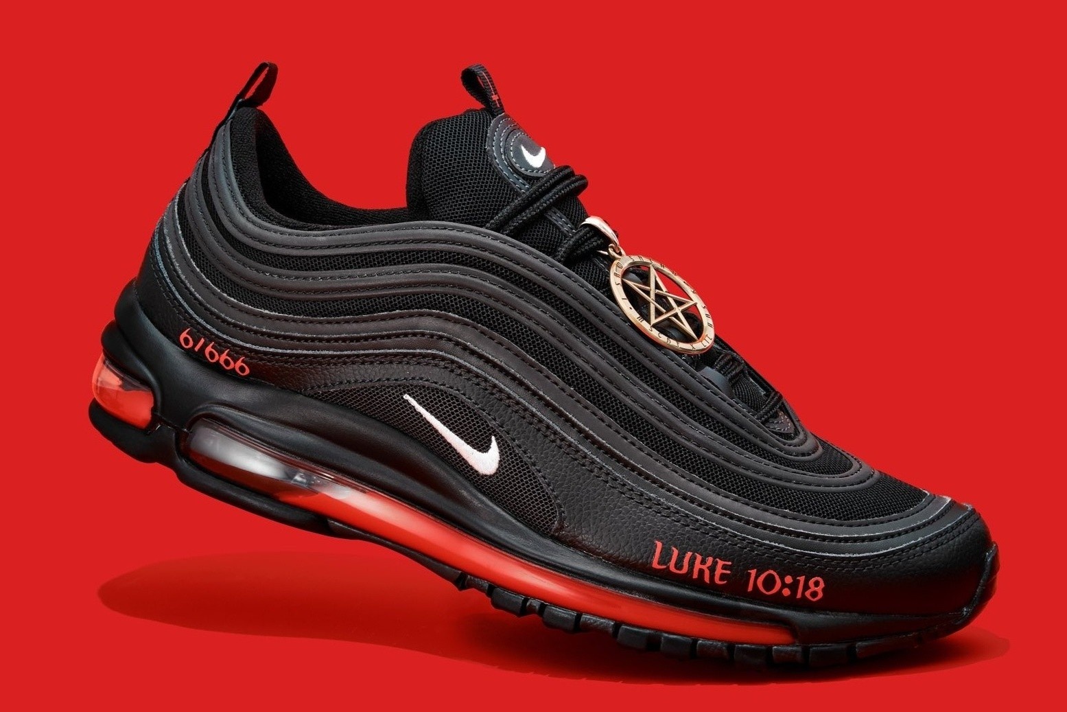 Nike thang kien cong ty san xuat giay chua mau nguoi hinh anh