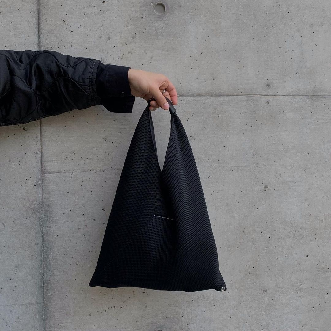 mot deo tui tam giac o nhat anh 2