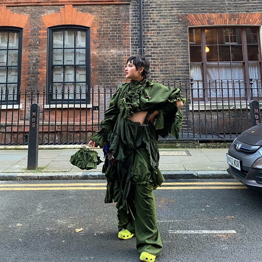 nu sinh mac do ngoai co anh 2