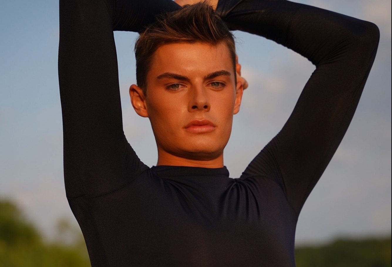 Chang trai dau tien lot vao chung ket cuoc thi nguoi mau ao tam hinh anh