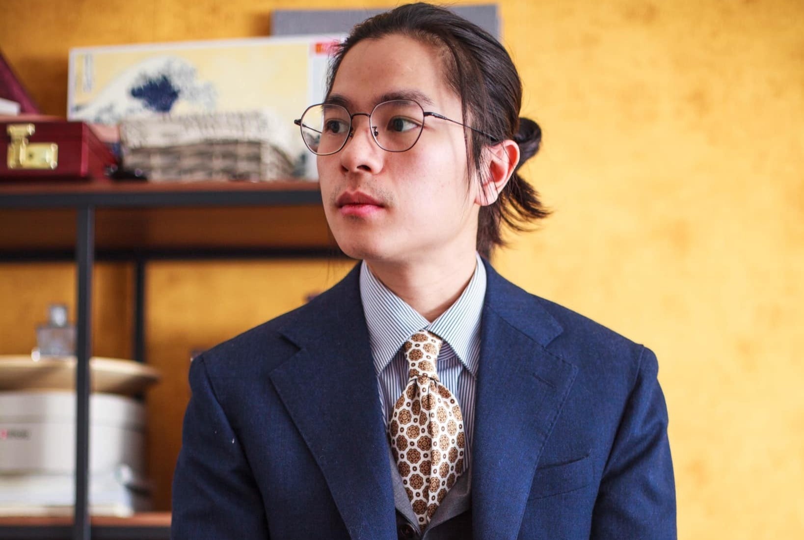 Chang Viet kieu thich dien suit co dien hinh anh