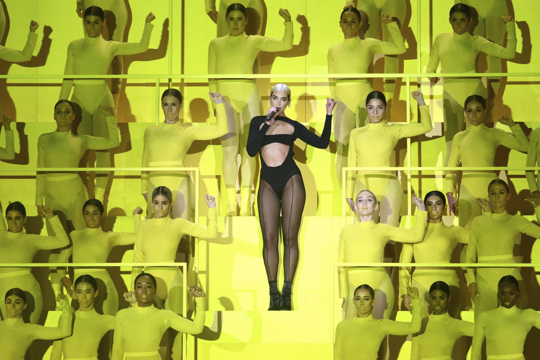 sao mac bodysuit xuyen thau anh 2