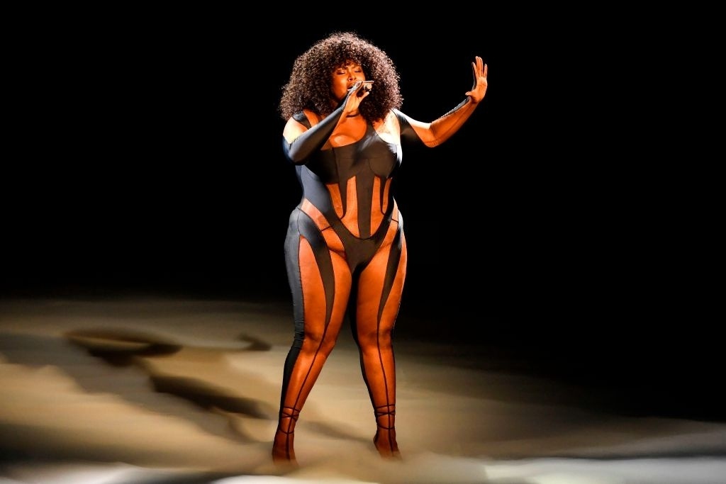 sao mac bodysuit xuyen thau anh 6