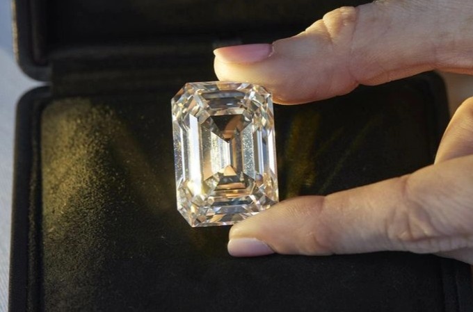 Vien kim cuong 101 carat duoc ban dau gia hinh anh