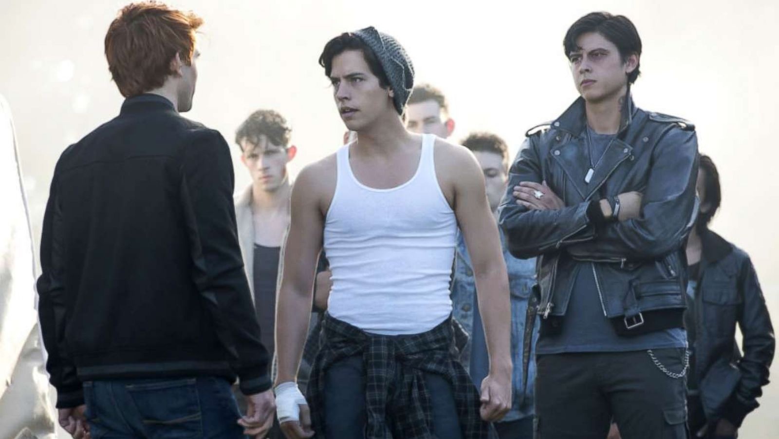 cach Cole Sprouse giu dang anh 2