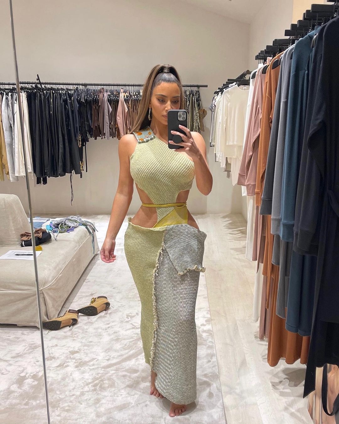 Trang phục lạ của Kim Kardashian ảnh 11 Trang phuc la cua Kim Kardashian anh 11