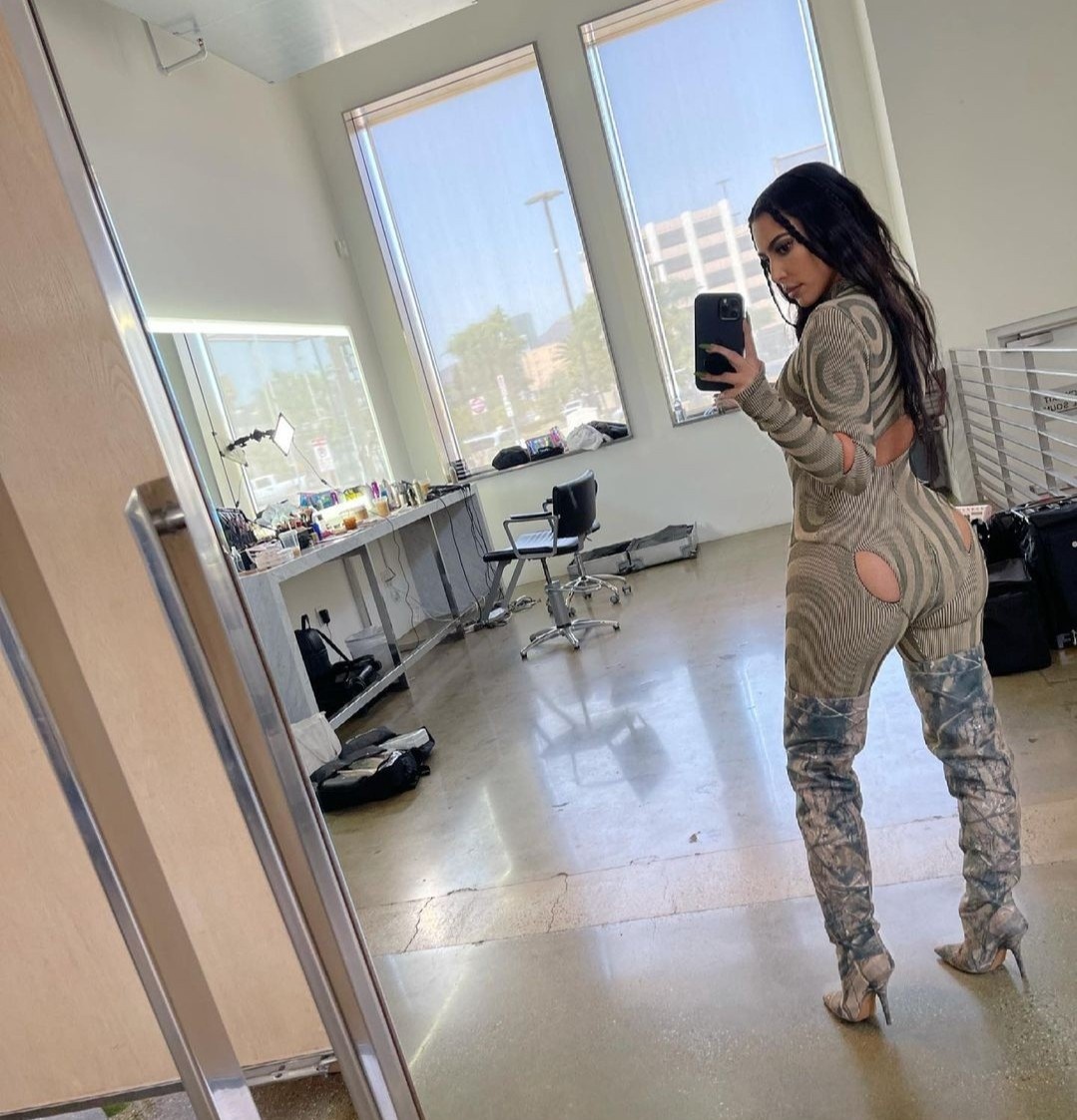 Trang phục lạ của Kim Kardashian ảnh 2 Trang phuc la cua Kim Kardashian anh 2