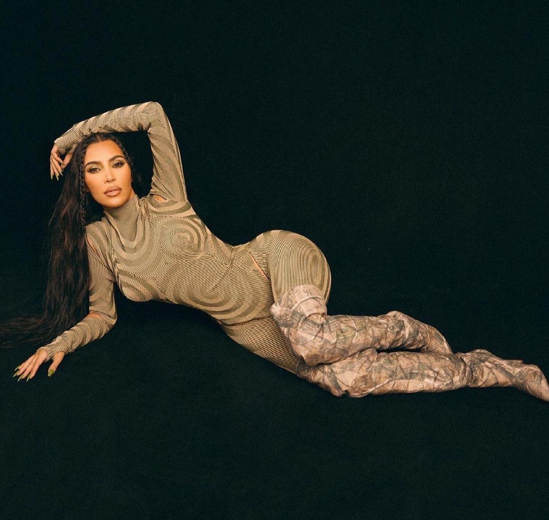 Trang phục lạ của Kim Kardashian ảnh 1 Trang phuc la cua Kim Kardashian anh 1
