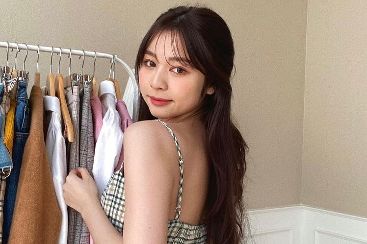 Phoi 10 bo do voi mot mau vay hai day hinh anh