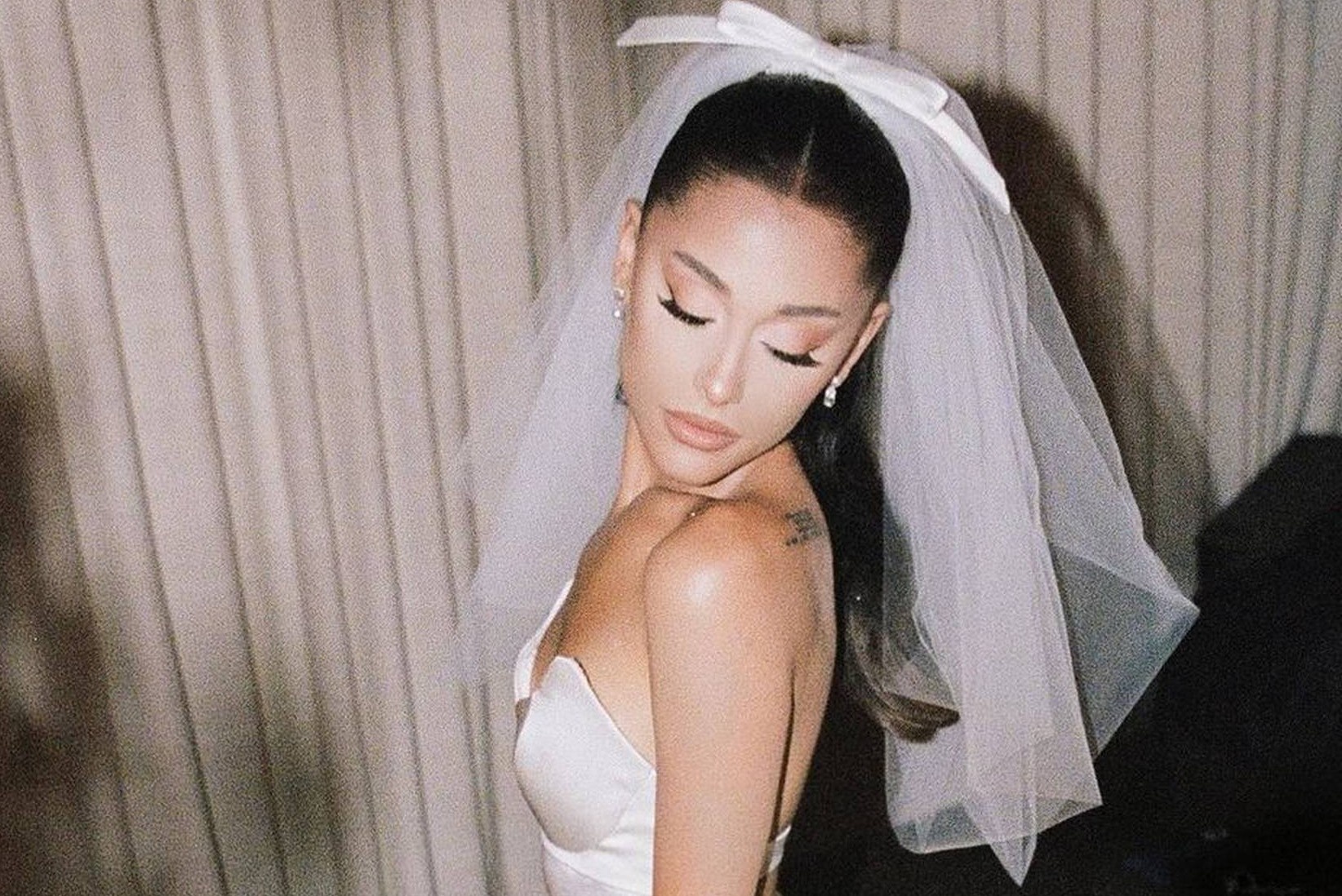 May vay cuoi giong Ariana Grande voi gia 20 USD hinh anh