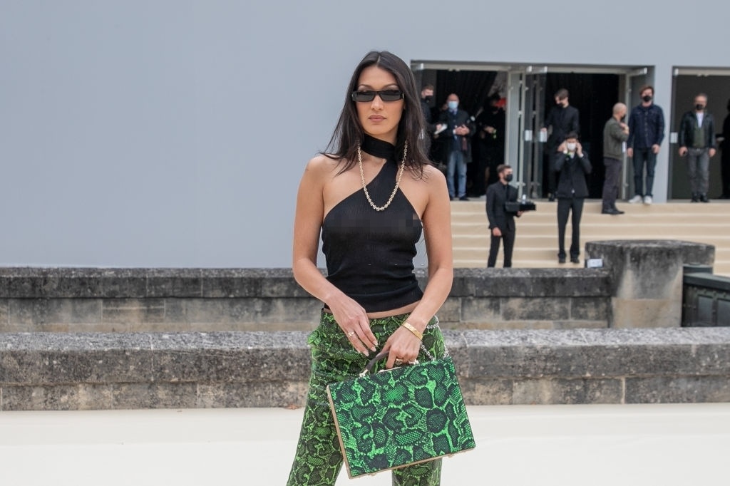 bella hadid mac quan dang la anh 5