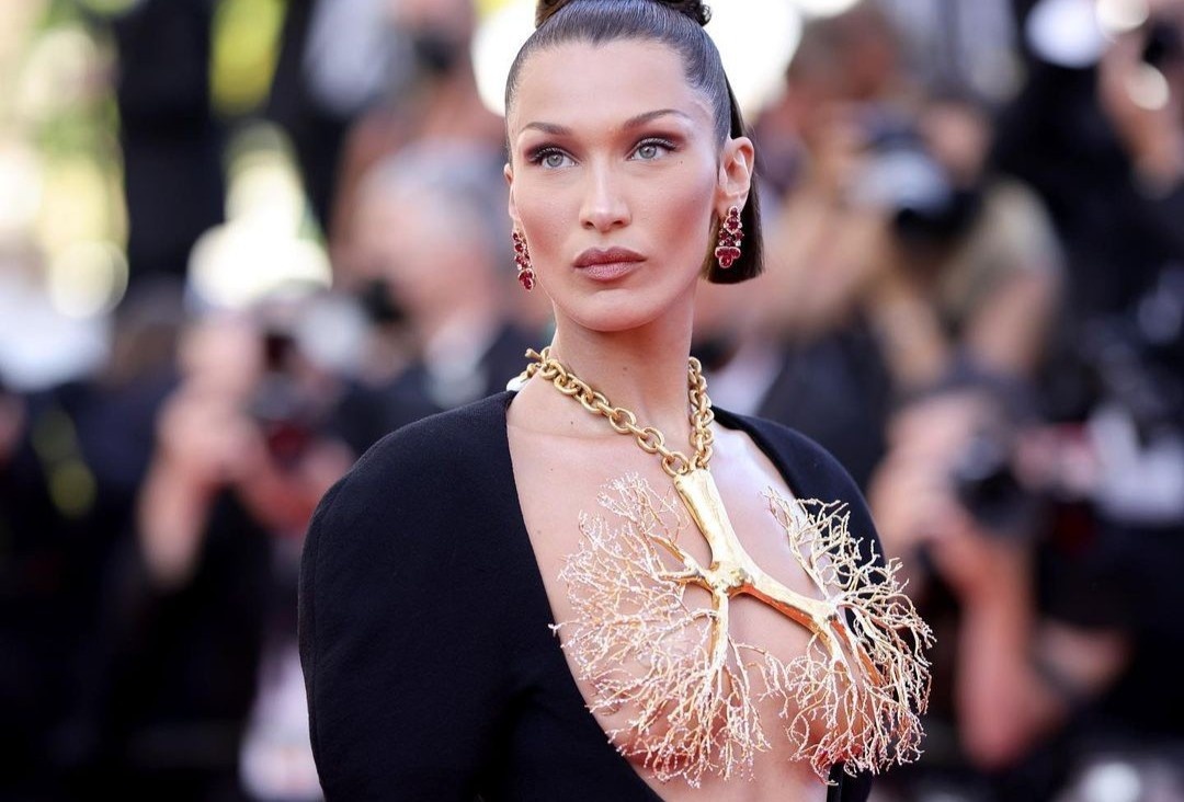Deo vong co che nguc va loat trang phuc doc dao cua Bella Hadid hinh anh